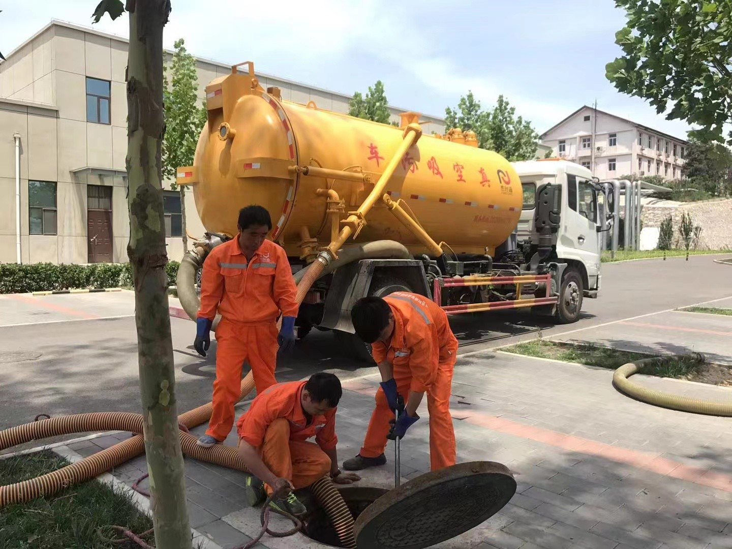 同仁化粪池清理与5-8吨吸粪车施工效率分析